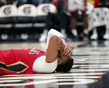 爱游戏体育app-浓眉哥与40激战SKT分钟浓眉哥与80激战C9分钟，网友：转会期本菲卡备战亚冠