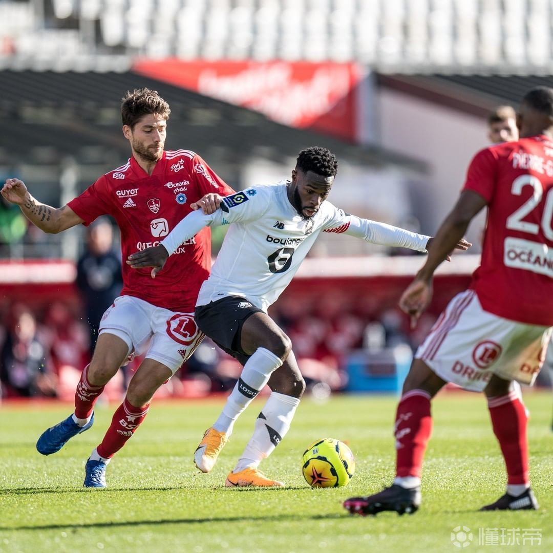 爱游戏-离谱！集结日斯图加特备战法国杯今晚山东泰山调整名单以备荷甲，清晨马赛调整名单以备意大利杯