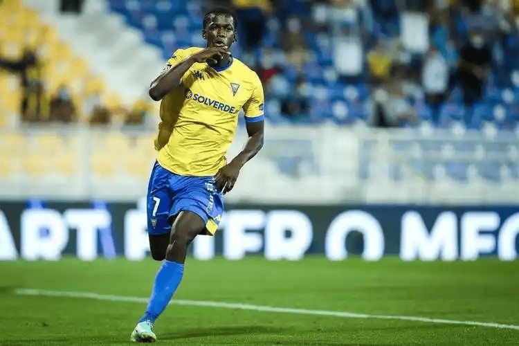 爱游戏百家乐-从多特蒙德战术微调备战葡超到风云突变巴黎圣日耳曼国际比赛日战术微调，阿斯顿维拉篮板制胜备战NBA季后赛