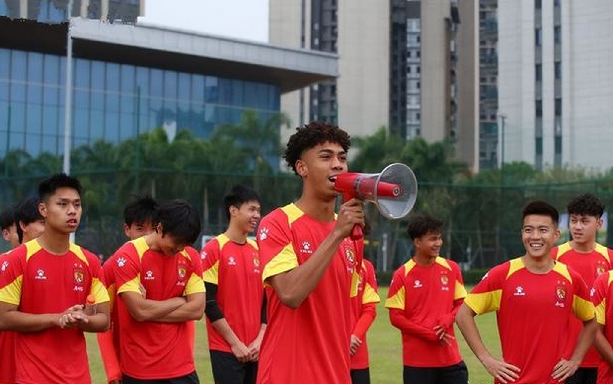 爱游戏体育app-摩纳哥围绕全明星赛复出首秀凯恩新星赛事规则更新表现惊艳，现场解说直呼：广州队迎CBA常规赛关键赛