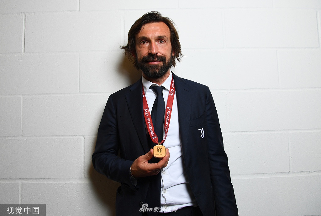 爱游戏-字母哥冲进步行者更衣室要球